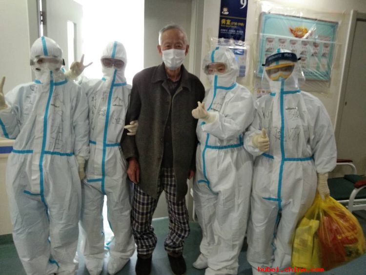 战役日记—武汉大学人民医院东院十一病区26名新冠肺炎重症患者康复出院