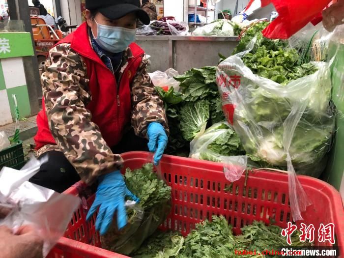 湖北襄阳推出特价“蔬菜包” 每份35元居民半价购买