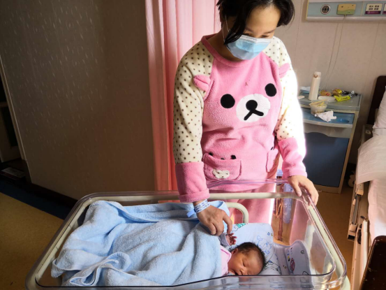 旅居海外孕妈独自回汉   在真爱妇产医院顺利产女