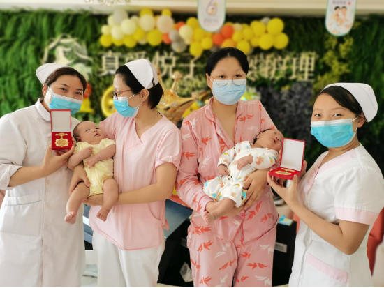 儿童节武汉“抗疫优秀护士”为新生儿颁发“勇敢宝宝”勋章