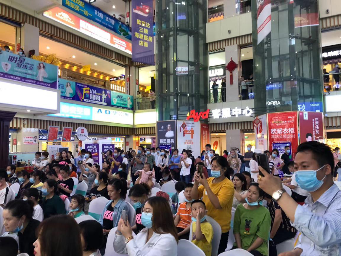 欧亚达家居麻城商场四周年庆火爆举行 明星助阵数千人参与互动