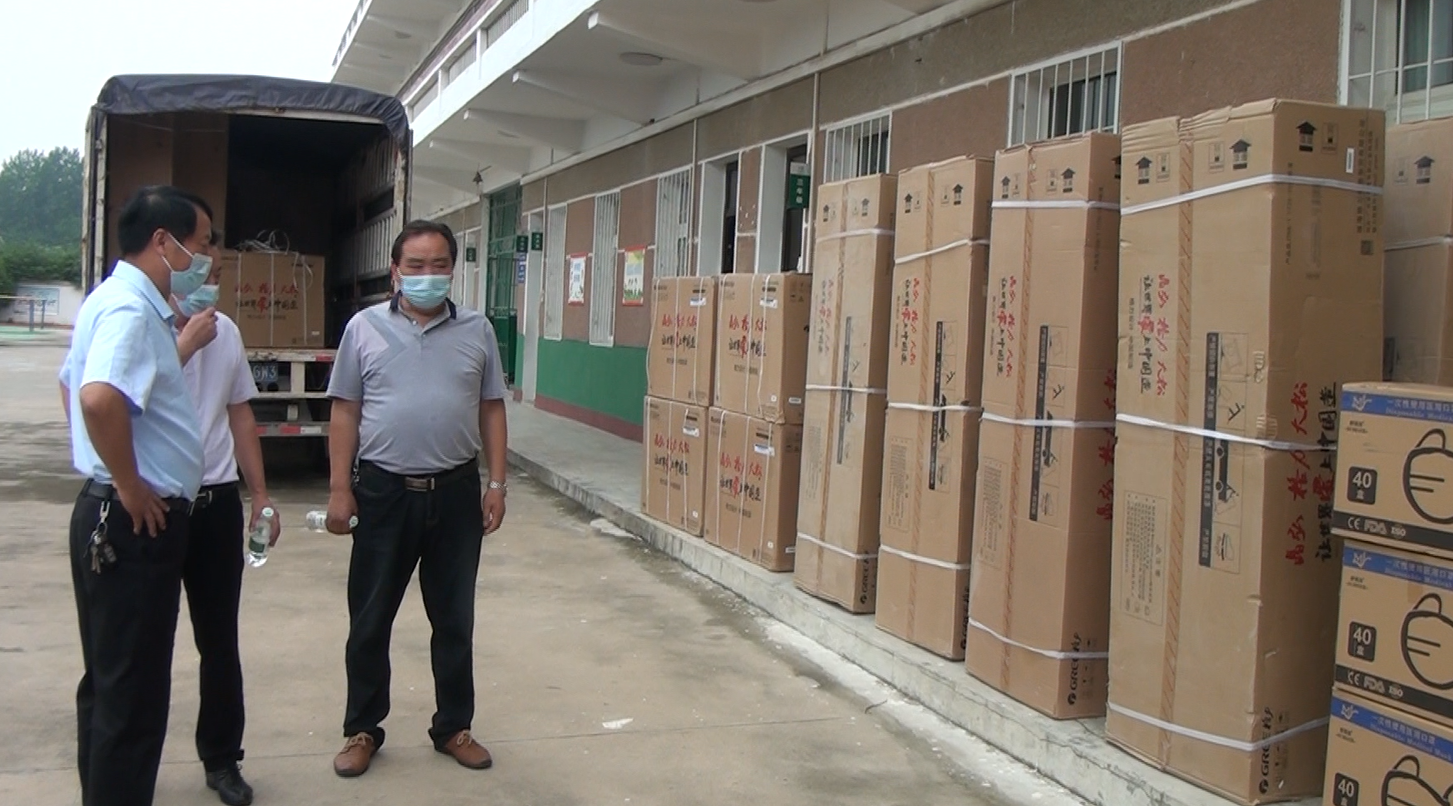 湖北爱心企业家捐赠15台空调,一万只医用口罩情暖乡村小学