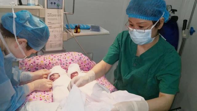 30周早产双胞胎“曲折”出生  “闯关式救护”与时间赛跑