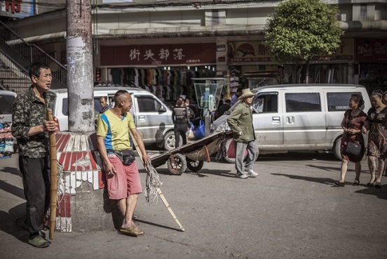 周国献：一位摄影师与汉正街“扁担”的影像奇缘