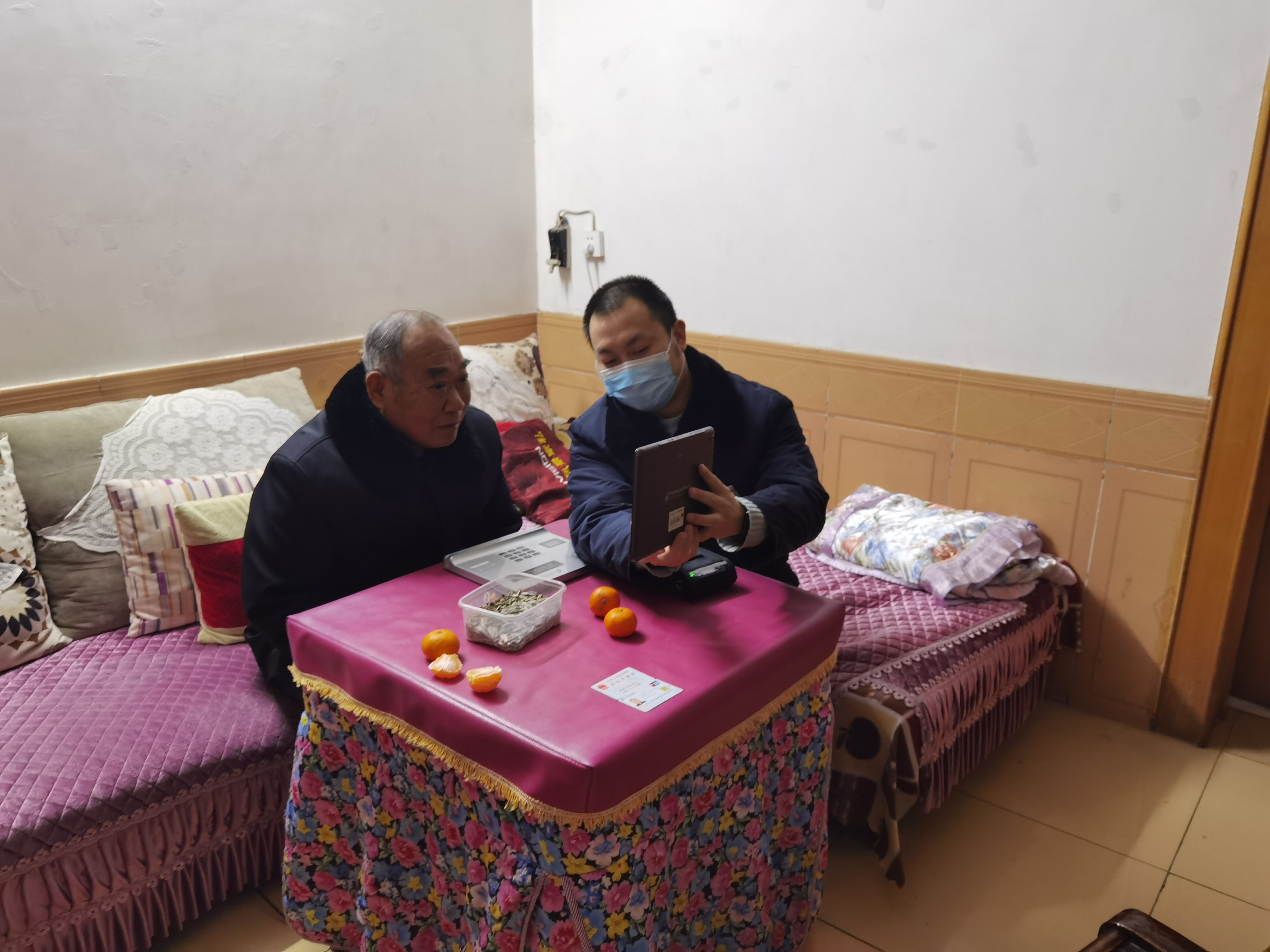 邮储银行竹溪县支行为老年客户提供上门“延伸服务”