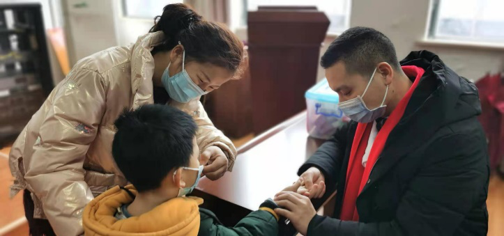 手牵手 心暖心——武汉德芬志愿团队小年慰问汉南区留守及困境儿童