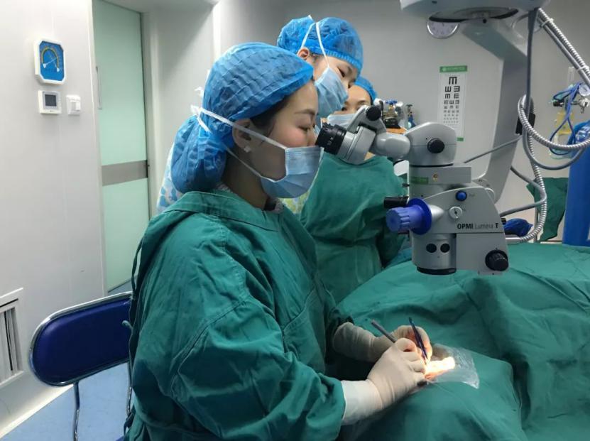 高度近视可以做近视手术吗？帅小伙飞赴武汉普瑞眼科医院通过ICL晶体植入摘镜！
