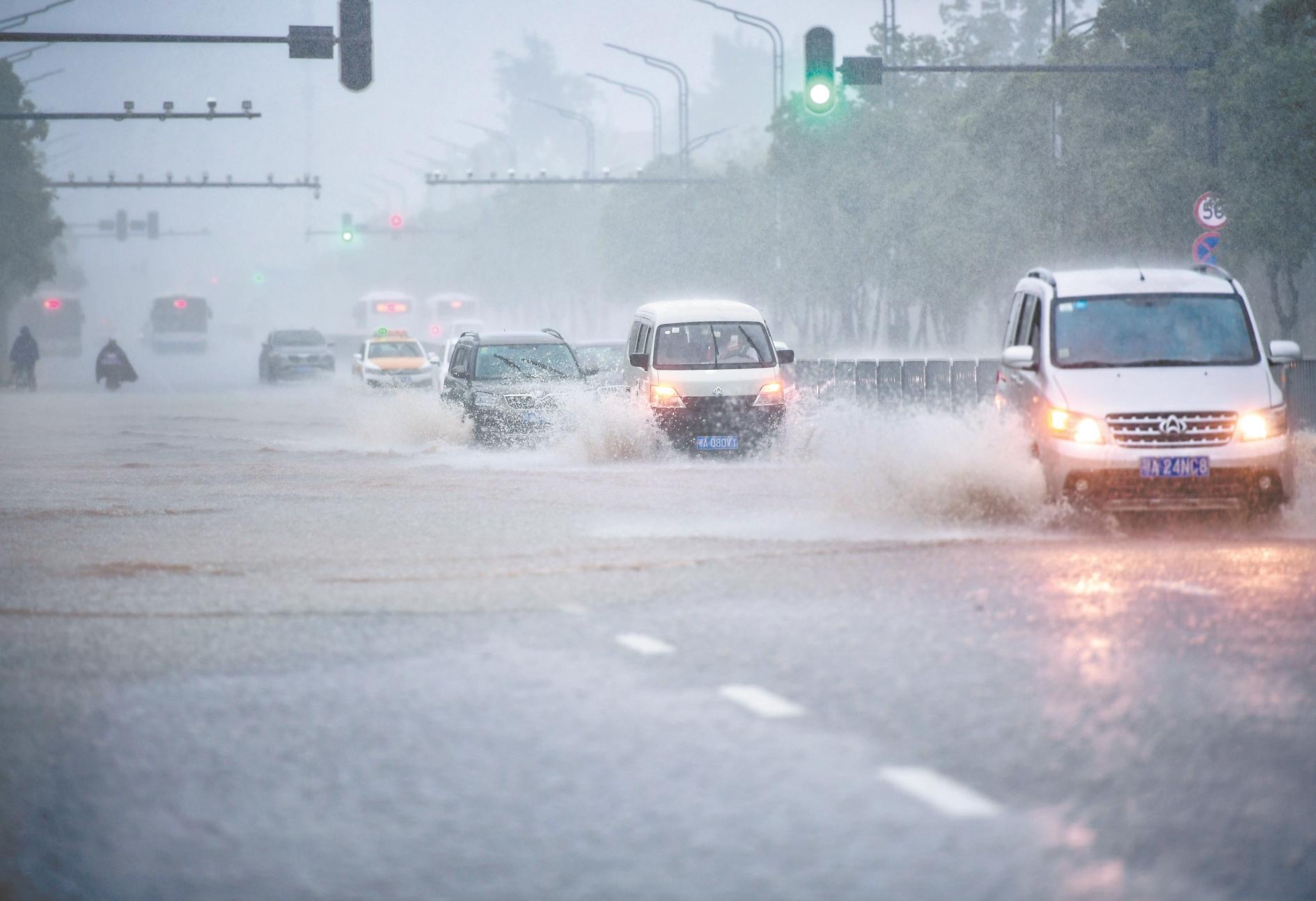 湖北荆州发布暴雨橙色预警 松滋城区道路积水严重_央广网