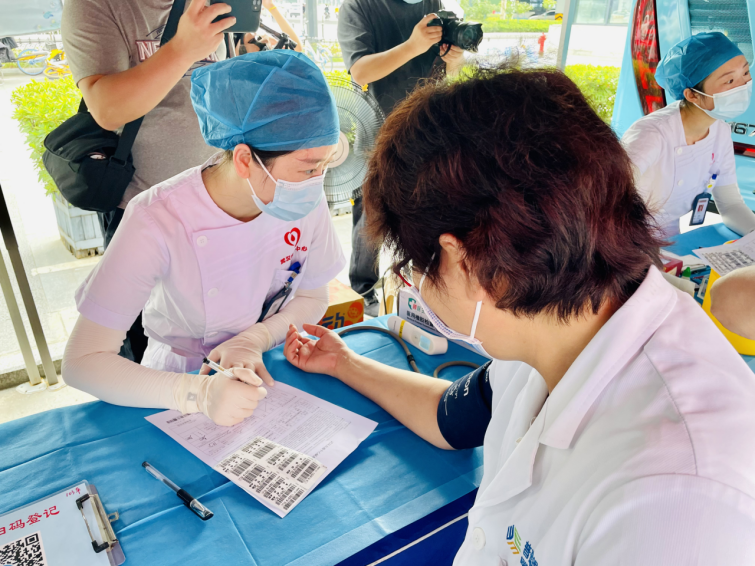 武汉普瑞眼科医护人员医师节当天无偿献血
