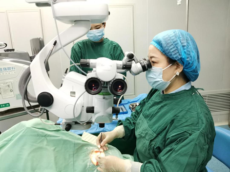 准大学生高度近视10年，武汉普瑞眼科飞秒精准ICL晶体植入助他成功摘镜