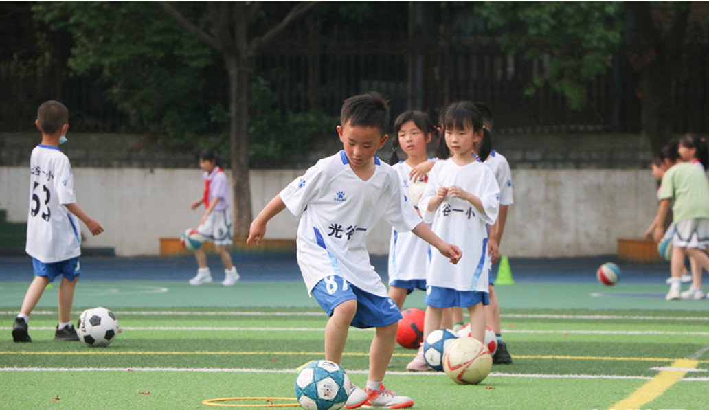 武汉光谷第一小学：足球社团的热血童年 从玩到“精”