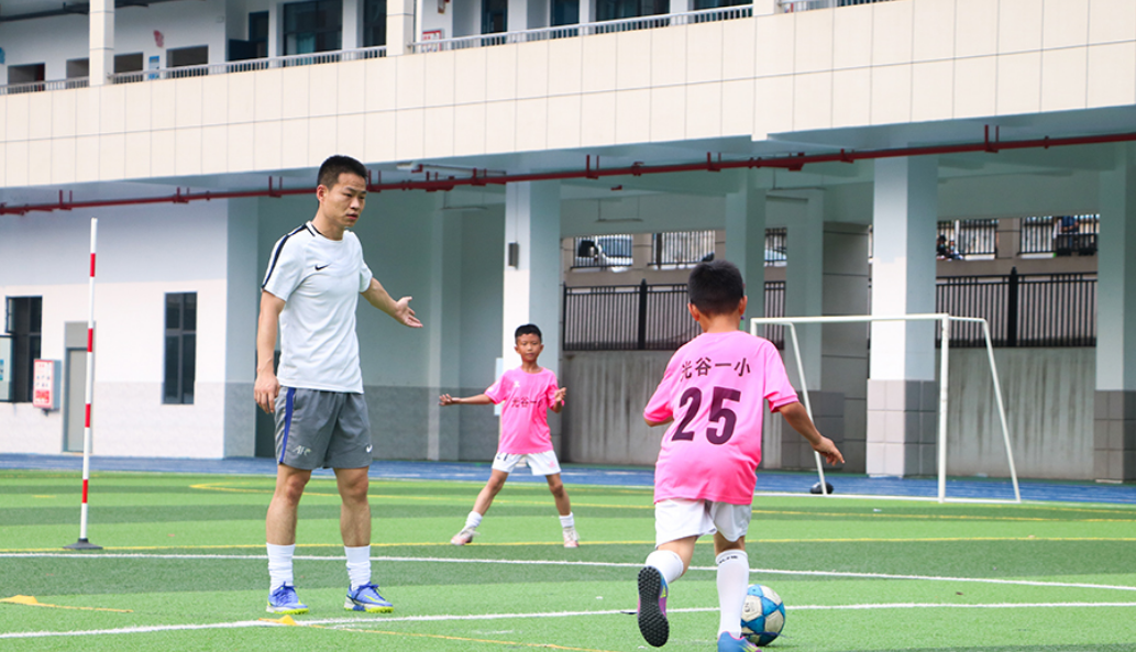 武汉光谷第一小学：足球社团的热血童年 从玩到“精”