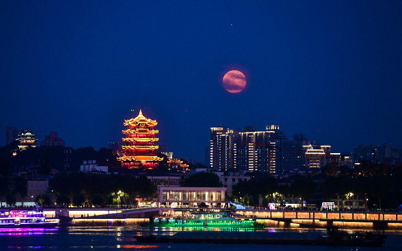 裸眼可见的“超级月亮”挂上武汉黄鹤楼
