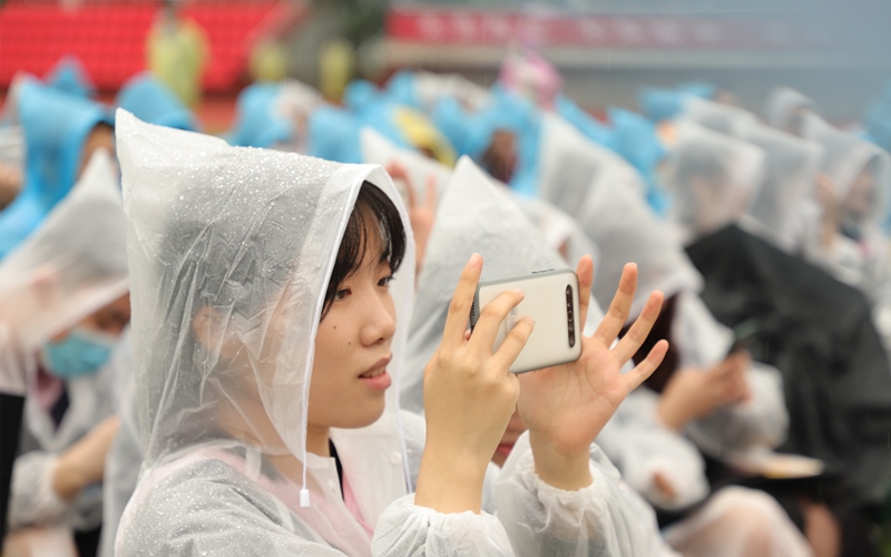 武昌首义学院特别的毕业典礼：师生雨中送别动情温馨