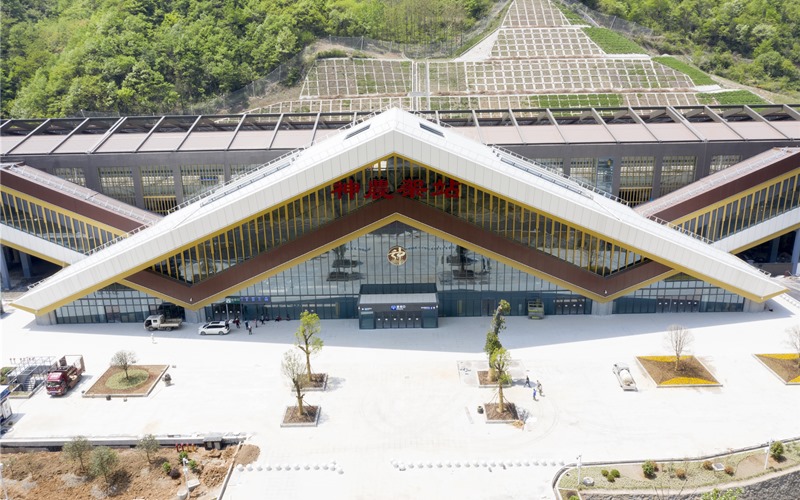 郑渝高铁全线开通运营  华中屋脊迈入高铁新时代