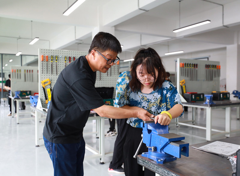 共创校企深度合作模式 武汉工商学院成立工程训练中心