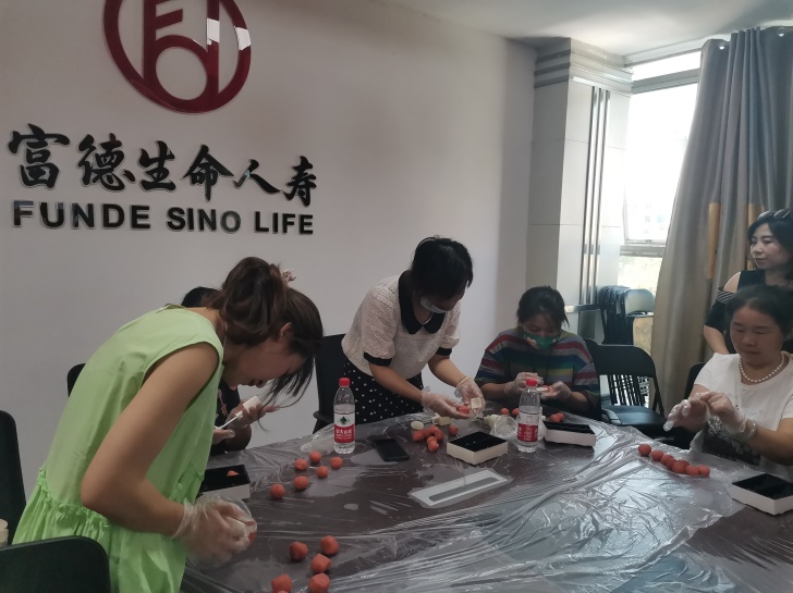 重温传统 暑期相伴——富德生命人寿荆州中支举办绿豆糕手工DIY活动