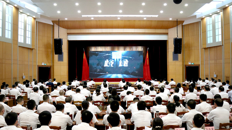 湖北省荆州市2000余名党员领导干部共同接受警示教育