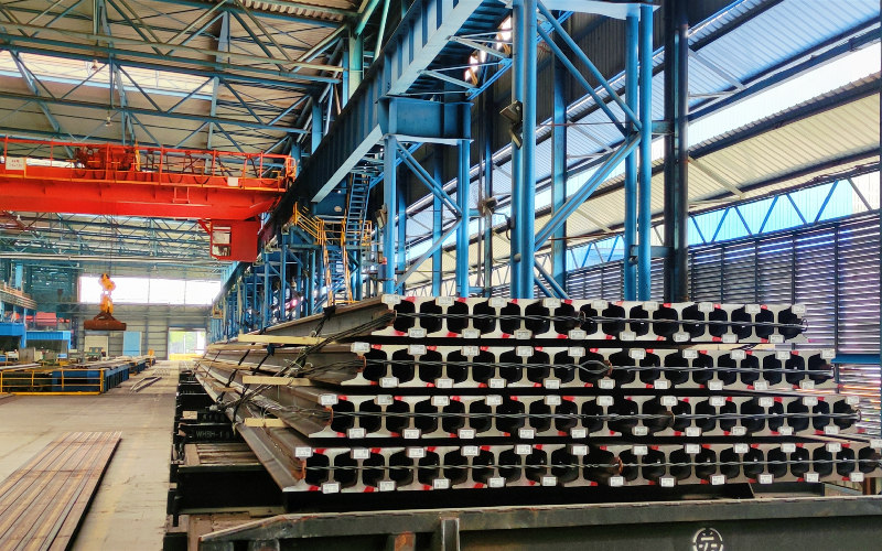 武钢1000多吨淬火轨销往越南 确保钢轨合格率100%