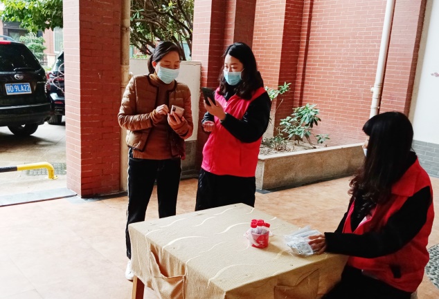 富德生命人寿荆州中支党员志愿者积极参与社区防疫工作
