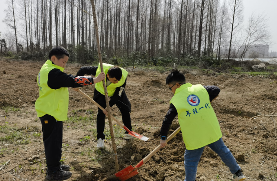 亲子植树播种希望 湖北武汉东西湖青年企业家公益植树