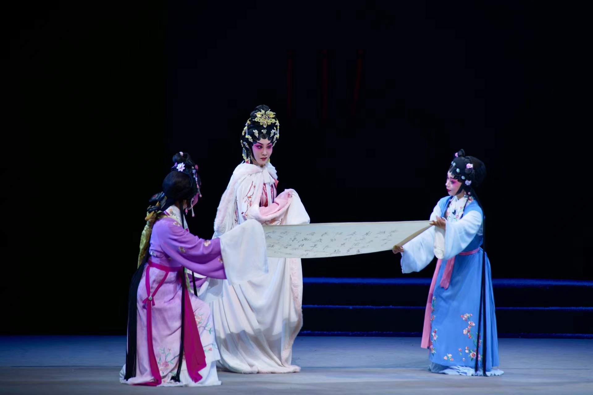 两朵“梅花”联袂主演 经典剧目焕发新魅力，新版粤剧《焚香记》在汉上演