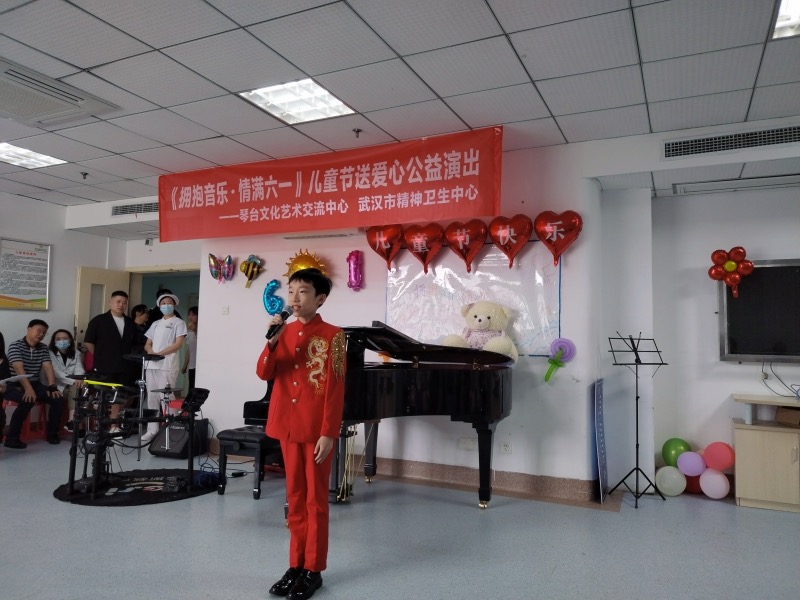 “小小艺术家”走进武汉市精神卫生中心与患儿欢庆“六一”